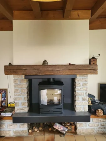 Poêle à bois de la marque anglaise Charnwood installé dans un ancienne cheminée.
