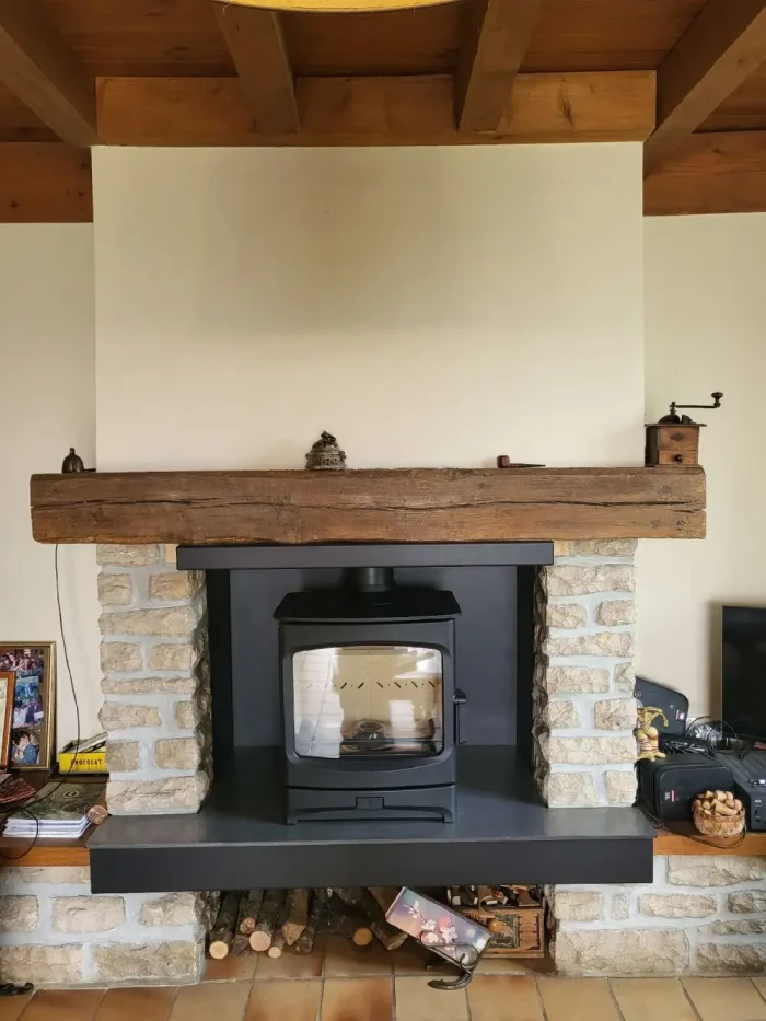Poêle à bois de la marque anglaise Charnwood installé dans un ancienne cheminée.