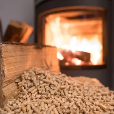 Poêle à bûches Charnwood Aire 7 intégré dans une cheminée.