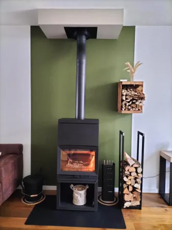 Poêle à bois bûches Jøtul F 520 avec réhausse et kit d'accumulation de chaleur, installé à la place d'un ancien insert à bûches