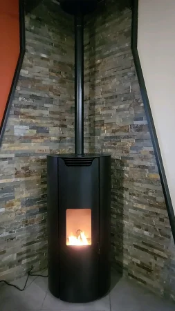 Poêle à granulés Jøtul PF 722 S devant un mur en parements