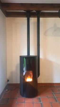 Poêle à granulés de la marque Jøtul, modèle PF 925 S, équipé d'une distribution d'air chaud