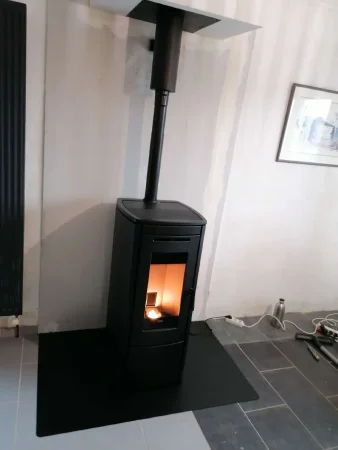 Poêle à granulés Klover Soft 80 sur une plaque de sol Dixneuf