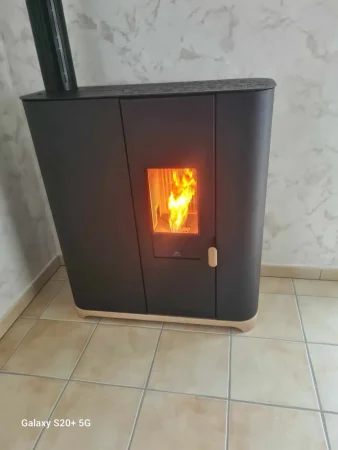 Poêle à granulés Jøtul PF 912 S avec son piètement et sa poignée en bois