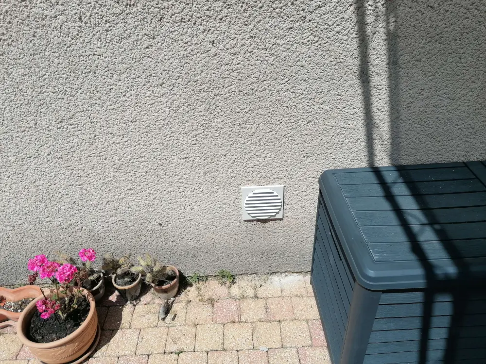 Grille extérieure à lamelles d'arrivée d'air