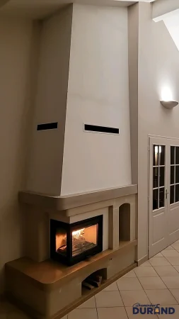 Insert à bois bûches de la marque norvégienne Jøtul installé dans un ancienne cheminée.