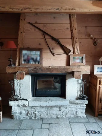 Insert à bois bûches de la marque espagnole Rocal installé dans un ancienne cheminée.