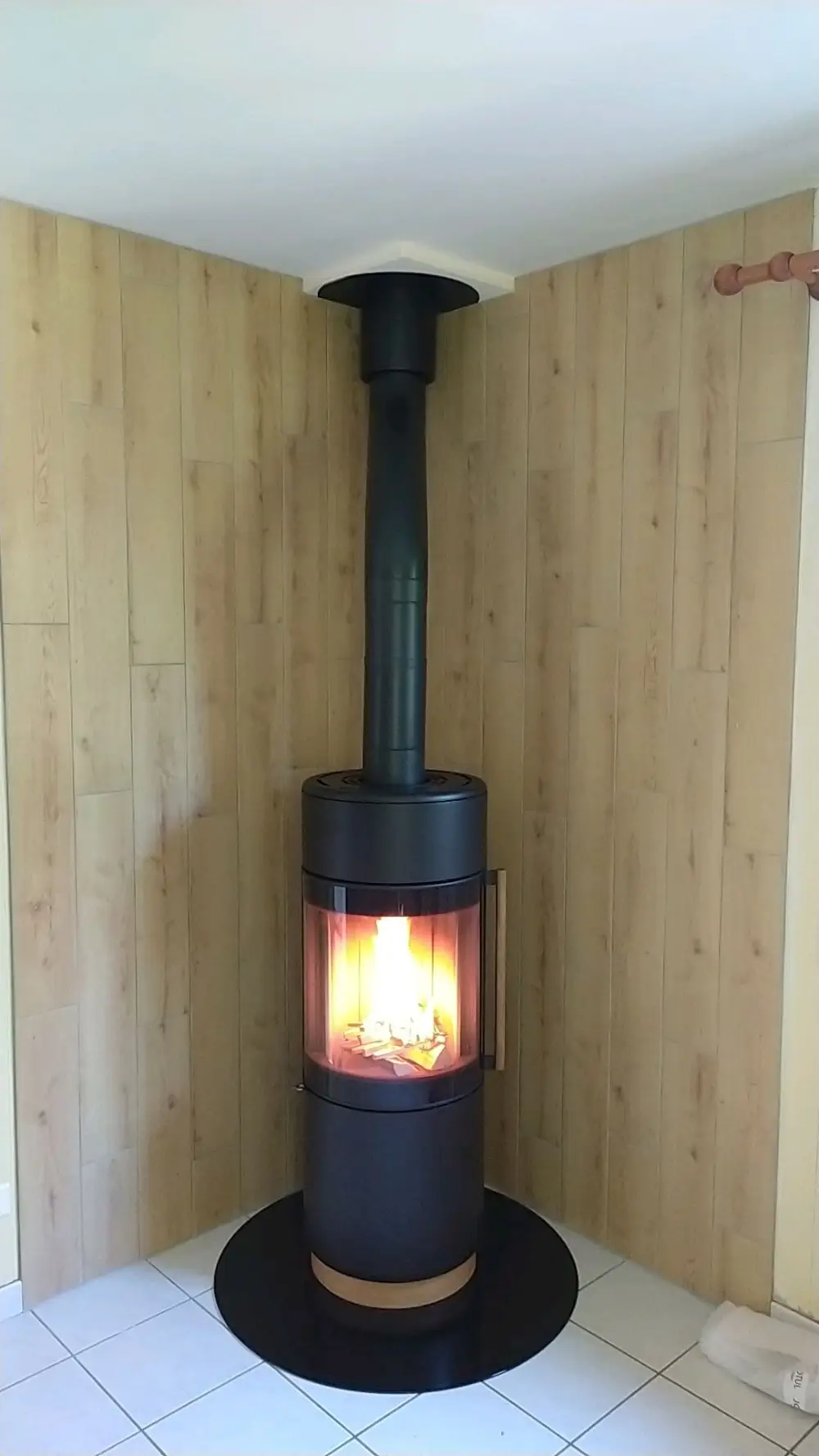 Poêle à bûches Spartherm Passo XS Style noir avec poignée et socle en bois