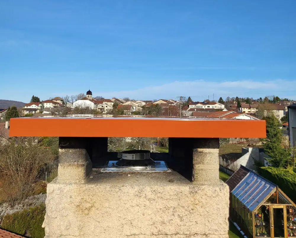 Sortie de toit maçonnée avec capot couleur brique et fixation tubage